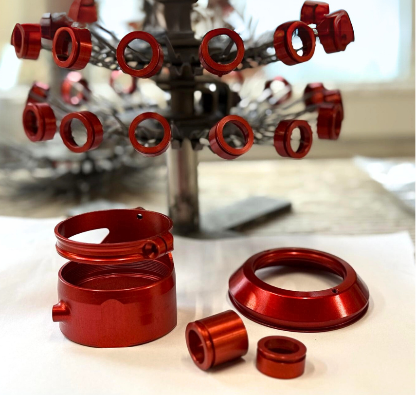 Eloxierte Aluminiumteile – Beispiel rot